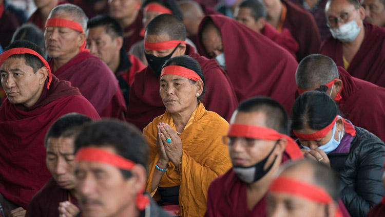 Die Teilnehmenden tragen rituelle Augenbinden während der ‘Einsamer Held Vajrabhairava’ Ermächtigung durch Seine Heiligkeit den Dalai Lama in Bodhgaya, Bihar, Indien am 21. Januar 2018. Foto: Lobsang Tsering