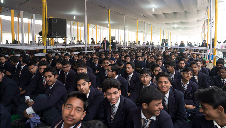 Über 7'000 Schülerinnen und Schüler aus Bihar verfolgen den Vortrag von Seiner Heiligkeit dem Dalai Lama über ‚Universelle Werte’ in Bodhgaya, Bihar, Indien am 25. Januar 2018. Foto: Lobsang Tsering