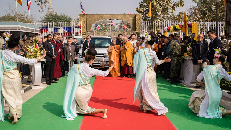 Thailändische Tänzerinnen begrüssen mit einer Willkommensvorführung Seine Heiligkeit den Dalai Lama am Wat Pa Buddhagaya Vanaram Tempel in Bodhgaya, Bihar, Indien am 25. Januar 2018. Foto: Tenzin Choejor