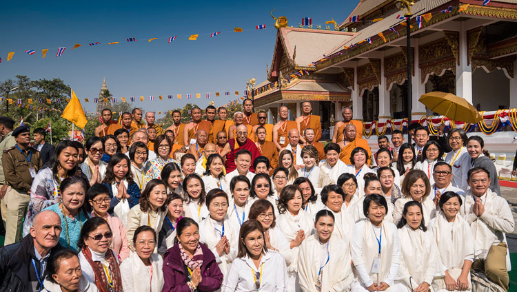 Seine Heiligkeit der Dalai Lama mit Mitgliedern und Unterstützern des neuen Wat Pa Buddhagaya Vanaram Tempels der Thai Bharat Society in Bodhgaya, Bihar, Indien am 25. Januar 2018. Foto: Tenzin Choejor