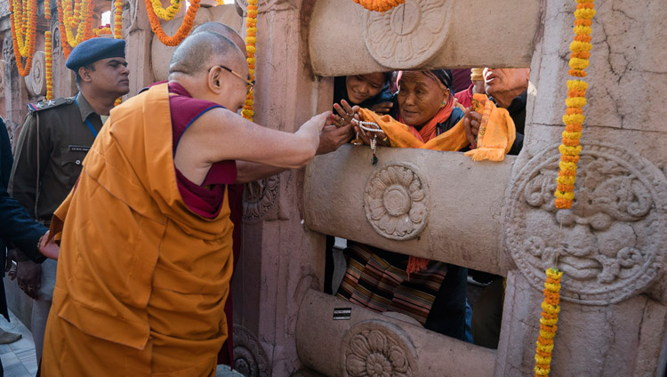 Seine Heiligkeit der Dalai Lama begrüßt Pilger während seines Besuchs der Mahabodhi Stupa in Bodhgaya, Bihar, Indien am 28. Januar 2018. Foto: Tenzin Choejor