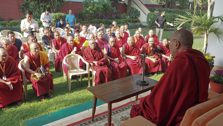 Seine Heiligkeit der Dalai Lama spricht zu den Fakultätsmitgliedern und Mitarbeitenden des Central Institute for Higher Tibetan Studies in Sarnath, UP, Indien am 20. März 2018. Foto: Jeremy Russell