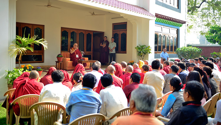 Seine Heiligkeit der Dalai Lama spricht zu den Fakultätsmitgliedern und Mitarbeitenden des Central Institute for Higher Tibetan Studies in Sarnath, UP, Indien am 20. März 2018. Foto: Lobsang Tsering