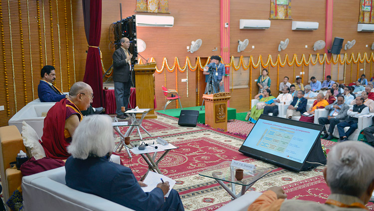 Geshe Lobsang Tenzin Negi bei der Präsentation über die Integration von Säkularer Ethik in die Bildung am 92. Jahrestreffen der AIU in Sarnath, UP, Indien am 20. März 2018. Foto: Lobsang Tsering