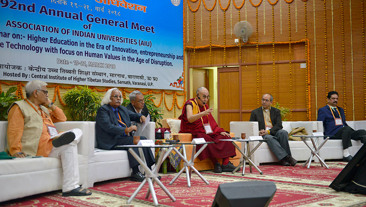 Seine Heiligkeit der Dalai Lama spricht während des Dialogs mit Delegierten am 92. Jahrestreffen der Vereinigung Indischer Universitäten (AIU) in Sarnath, UP, Indien am 20. März 2018. Foto: Lobsang Tsering