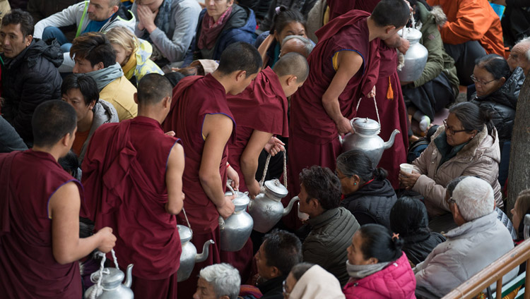 Freiwillige servieren Tee den Teilnehmenden der Monlam Unterweisungen von Seiner Heiligkeit dem Dalai Lama im tibetischen Haupttempel in Dharamsala, HP, Indien, am 2. März 2018. Foto: Tenzin Choejor