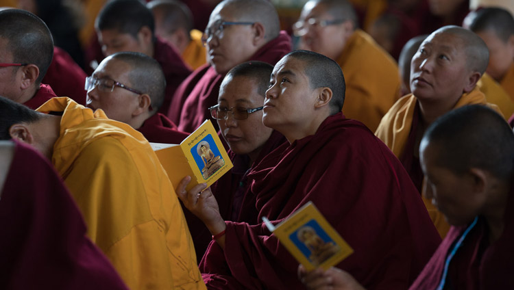 Mönche und Nonnen verfolgend der Monlam Unterweisungen von Seiner Heiligkeit dem Dalai Lama im Hof des tibetischen Haupttempels in Dharamsala, HP, Indien am 2. März 2018. Foto: Tenzin Choejor