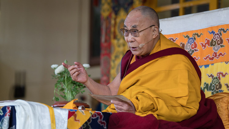Seine Heiligkeit der Dalai Lama kommentiert Tsongkhapas 'Lobpreis über Abhängiges Entstehen' während der Monlam Unterweisungen im tibetischen Haupttempel in Dharamsala, HP, Indien, am 2. März 2018. Foto: Tenzin Choejor