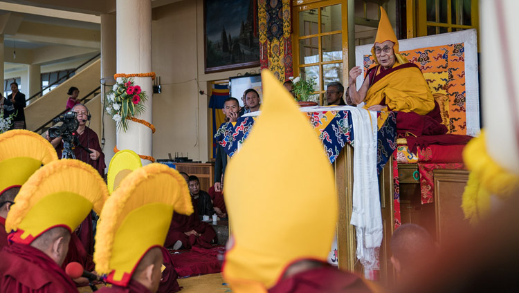 Seine Heiligkeit der Dalai Lama während den Abschlussgebeten am Ende der Monlam Unterweisungen im tibetischen Haupttempel in Dharamsala, HP, Indien am 2. März 2018. Foto: Tenzin Choejor