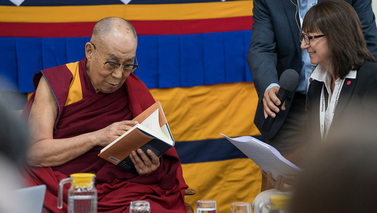 Susan Bauer-Wu, Präsidentin des Mind & Life Instituts überreicht Seiner Heiligkeit dem Dalai Lama das neue Buch über den Mind & Life Dialog im Drepung Kloster 2013 zu Beginn des ersten Tages des Dialogs in Dharamsala, HP, Indien am 12. März 2018. Foto: Tenzin Choejor