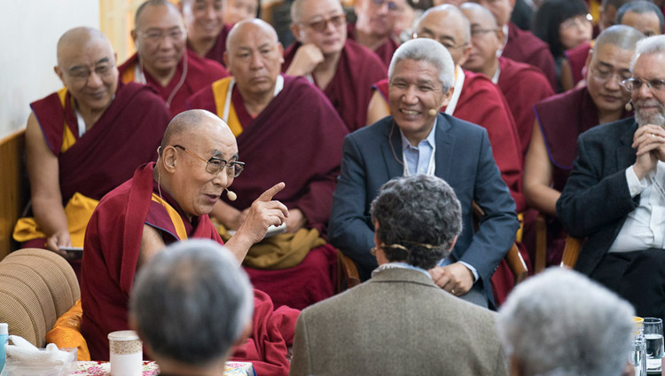 Seine Heiligkeit der Dalai Lama im Gespräch während des ersten Tages des Mind & Life Dialogs XXXIII in Dharamsala, HP, Indien am 12. März 2018. Foto: Tenzin Choejor
