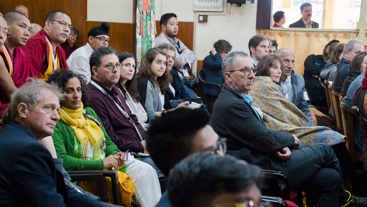 Über 300 Teilnehmende verfolgen die Gespräche zwischen Seiner Heiligkeit dem Dalai Lama und Wissenschaftlern am ersten Tag des Mind and Life Dialogs über die ‚Neugestaltung des menschlichen Wohlergehens' in Dharamsala, HP, Indien am 12. März 2018. Foto: Tenzin Choejor