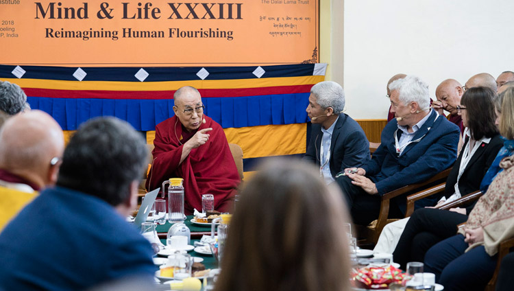 Seine Heiligkeit der Dalai Lama im Gespräch während des ersten Tages des Mind & Life Dialogs XXXIII in Dharamsala, HP, Indien am 12. März 2018. Foto: Tenzin Choejor