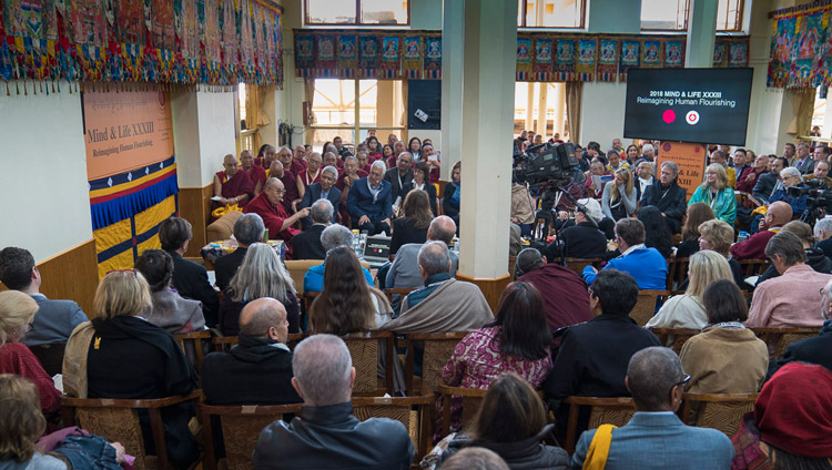 Seine Heiligkeit der Dalai Lama kommentiert eine der Präsentationen am ersten Tag des Mind & Life Dialogs XXXIII im tibetischen Haupttempel in Dharamsala, HP, Indien am 12. März 2018. Foto: Tenzin Choejor
