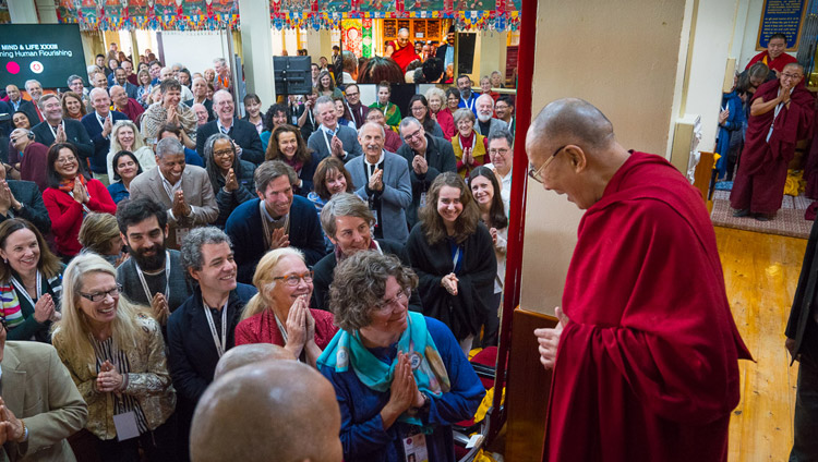 Seine Heiligkeit der Dalai Lama bei der Ankunft im tibetischen Haupttempel zum zweiten Tag des Mind & Life Dialogs in Dharamsala, HP, Indien am 13. März 2018. Foto: Tenzin Choejor