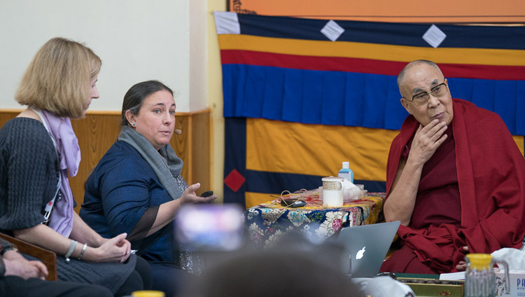 Tara Wilkie beobachtet Sophie Langri während ihrer Präsentation am zweiten Tag des Mind & Life Dialogs in Dharamsala, HP, Indien am 13. März 2018. Foto: Tenzin Choejor