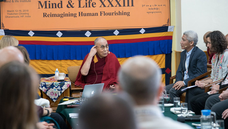 Seine Heiligkeit der Dalai Lama kommentiert die Präsentationen am zweiten Tag des Mind & Life Dialogs in Dharamsala, HP, Indien am 13. März 2018. Foto: Tenzin Choejor
