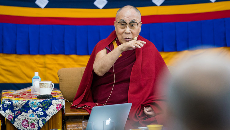 Seine Heiligkeit der Dalai Lama kommentiert die Präsentationen am zweiten Tag des Mind & Life Dialogs in Dharamsala, HP, Indien am 13. März 2018. Foto: Tenzin Choejor