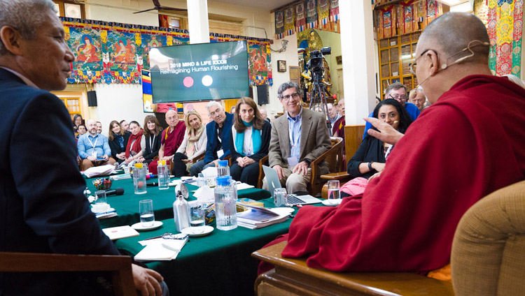 Seine Heiligkeit der Dalai Lama erzählt eine Anekdote zu Beginn des dritten Tages des Mind & Life Dialogs in Dharamsala, HP, Indien am 14. März 2018. Foto: Tenzin Choejor
