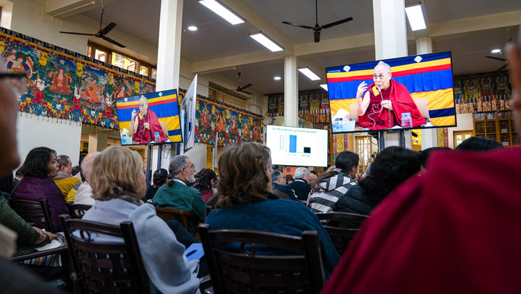 Teilnehmende verfolgen die Ausführung von Seiner Heiligkeit dem Dalai Lama während des dritten Tages des Mind & Life Dialogs in Dharamsala, HP, Indien am 14. März 2018. Foto: Tenzin Choejor