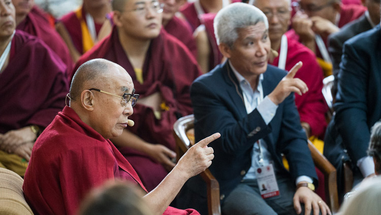 Seine Heiligkeit der Dalai Lama und Thupten Jinpa während der Diskussion über Aufmerksamkeit und Meta-Bewusstsein am dritten Tag des Mind & Life Dialogs in Dharamsala, HP, Indien am 14. März 2018. Foto: Tenzin Choejor