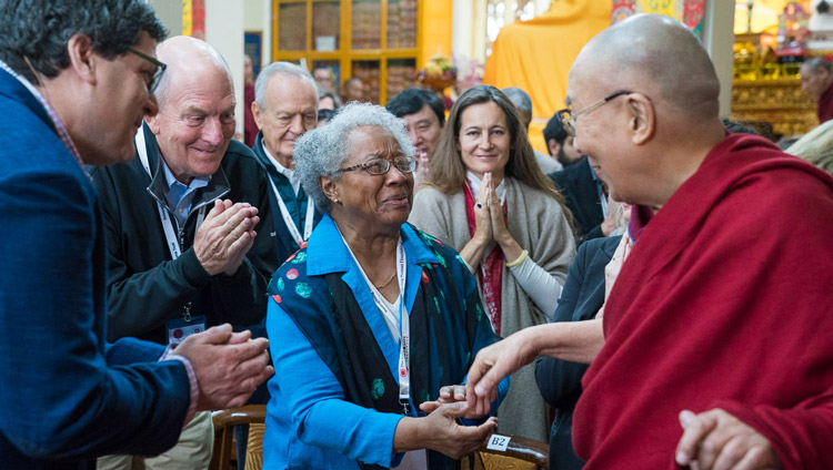 Seine Heiligkeit der Dalai Lama grüsst Teilnehmende bei der Ankunft in Tsuglagkhang am vierten Tag des Mind & Life Dialogs in Dharamsala, HP, Indien am 15. März 2018. Foto: Tenzin Choejor