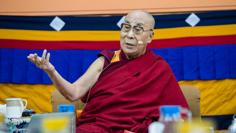 Seine Heiligkeit der Dalai Lama spricht anlässlich des vierten Tages des Mind & Life Dialogs über säkulare Ethik in Dharamsala, HP, Indien am 15. März 2018. Foto: Tenzin Phuntsok