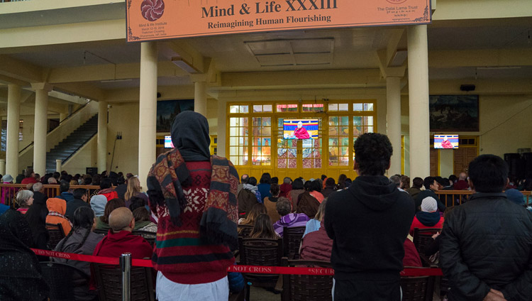 Das Publikum verfolgt die Präsentationen und Diskussionen des Mind & Life Dialogs mit Seiner Heiligkeit dem Dalai Lama in Dharamsala, HP, Indien am 15. März 2018. Foto: Tenzin Choejor