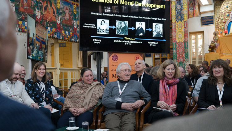 Teilnehmende und Beobachter verfolgen die Präsentation von Robert Roeser am vierten Tag des Mind & Life Dialogs in Dharamsala, HP, Indien am 15. März 2018. Foto: Tenzin Choejor