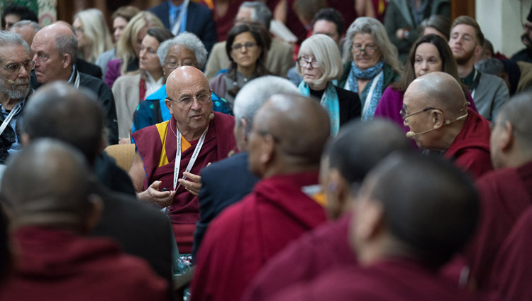 Ehrw. Matthieu Ricard diskutiert die Rolle des Mitgefühls in der säkularen Ethik am vierten Tag des Mind & Life Dialogs in Dharamsala, HP, Indien am 15. März 2018. Foto: Tenzin Choejor