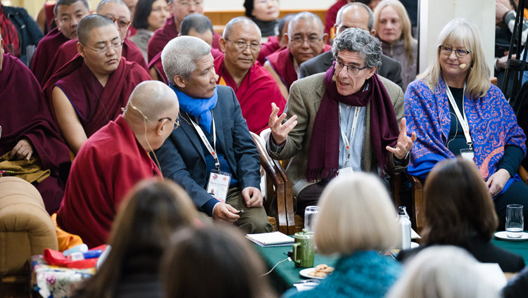 Richard Davidson bei der Zusammenfassung der Gespräche am Abschlusstag des 33. Mind & Life Dialogs in Dharamsala, HP, Indien am 16. März 2018. Foto: Tenzin Choejor