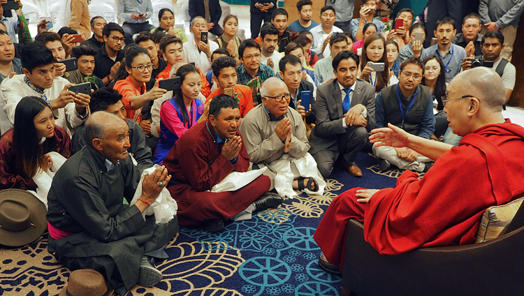 Seine Heiligkeit der Dalai Lama trifft sich mit Menschen aus Ladakh und Zanskar im Hotel in Jammu, J&K, Indien am 18. März 2018. Foto: Jeremy Russell