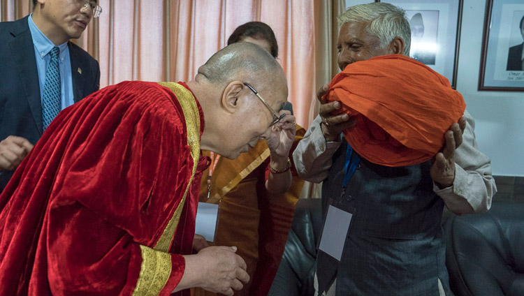 Seine Heiligkeit der Dalai Lama zieht sich vor der ersten Einberufung der Zentraluniversität Jammu akademische Gewänder an - in Jammu, J&K, Indien, am 18. März 2018. Foto: Tenzin Choejor