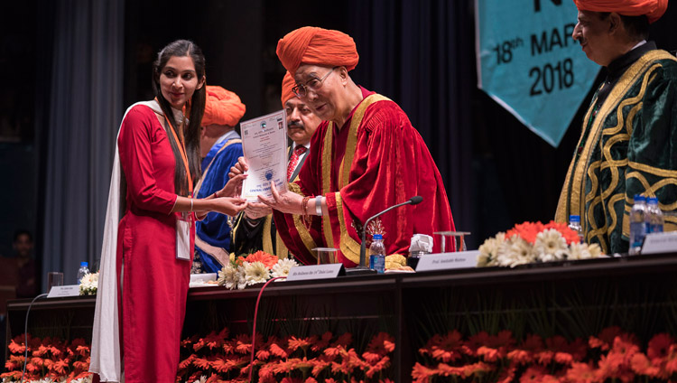 Seine Heiligkeit der Dalai Lama überreicht ein Abschlussdiplom während der ersten Einberufung der Zentraluniversität von Jammu, in Jammu, J&K, Indien am 18. März 2018. Foto: Tenzin Choejor