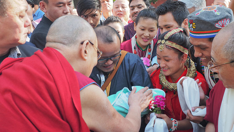 Ein Paar bittet um den Segen von Seiner Heiligkeit dem Dalai Lama für ihr Neugeborenes an der Central Institute of Higher Tibetan Studies (CIHTS) in Sarnath, UP, Indien am 19. März 2018. Foto: Lobsang Tsering