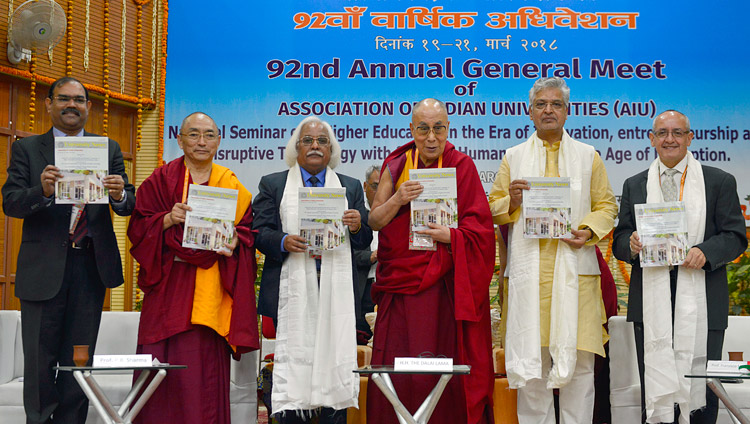 Seine Heiligkeit der Dalai Lama und Teilnehmende veröffentlichen den Jahresbericht der AIU am 92. Jahrestreffen der Vereinigung der Indischen Universitäten (Association of Indian Universities AIU) an der Central Institute of Higher Tibetan Studies (CIHTS) in Sarnath, UP, Indien am 19. März 2018. Foto: Lobsang Tsering