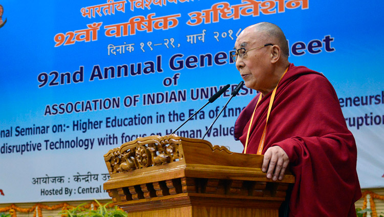 Seine Heiligkeit der Dalai Lama bei der Eröffnungsrede am 92. Jahrestreffen der Vereinigung der Indischen Universitäten (Association of Indian Universities AIU) an der Central Institute of Higher Tibetan Studies (CIHTS) in Sarnath, UP, Indien am 19. März 2018. Foto: Lobsang Tsering