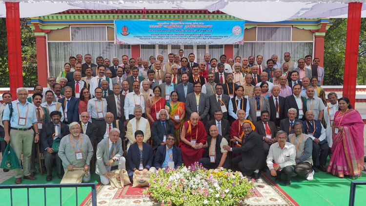 Seine Heiligkeit der Dalai Lama und Delegierte am 92. Jahrestreffen der Vereinigung der Indischen Universitäten (Association of Indian Universities AIU) an der Central Institute of Higher Tibetan Studies (CIHTS) in Sarnath, UP, Indien am 19. März 2018. Foto: Jeremy Russell
