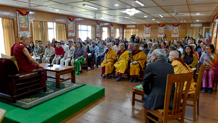 Seine Heiligkeit der Dalai Lama spricht vor einer Zusammenkunft von Menschen aus der ganzen Welt in seiner Residenz in Dharamsala, HP, Indien am 30. März 2018. Foto: Ehrw. Damchoe