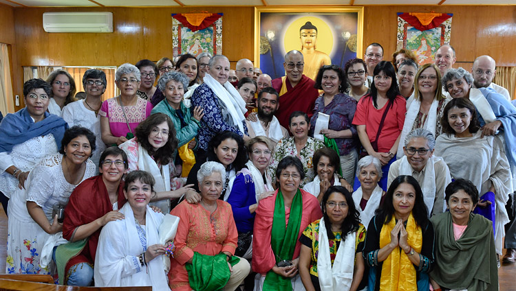 Seine Heiligkeit der Dalai Lama mit einigen Teilnehmenden von der Zusammenkunft in seiner Residenz in Dharamsala, HP, Indien am 30. März 2018. Foto: Ehrw. Damchoe
