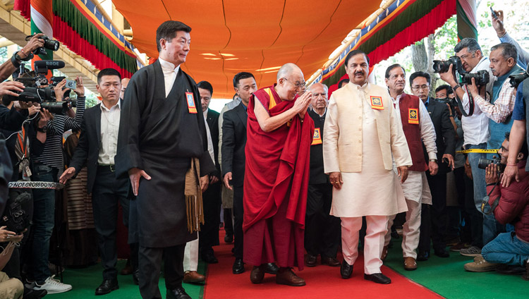 Seine Heiligkeit der Dalai Lama und Ehrengäste bei der Ankunft im tibetischen Tempel zur 'Danke Indien' Feier in Dharamsala, HP, Indien am 31. März 2018. Foto: Tenzin Choejor