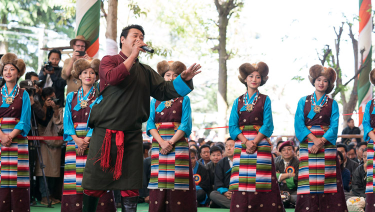 Künstler des Tibetan Institute of Performing Arts (TIPA) bei der Vorführung des Liedes 'Thank You India' in Dharamsala, HP, Indien am 31. März 2018. Foto: Tenzin Choejor