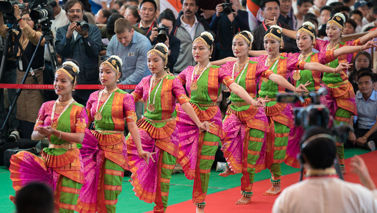 Künstlerinnen der TIPA führen einen traditionellen indischen Tanz vor anlässlich der ‚Danke Indien' Feier in Dharamsala, HP, Indien am 31. März 2018. Foto: Tenzin Choejor
