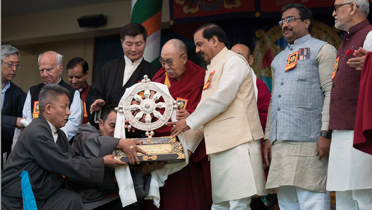 Seine Heiligkeit der Dalai Lama überreicht an Andenken an die Feierlichkeit dem Ehrengast, Mahesh Sharma, Unionsminister, in Dharamsala, HP, Indien am 31. März 2018. Foto: Tenzin Choejor