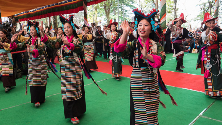 Künstler der TIPA führen einen traditionellen tibetischen Tanz vor anlässlich der ‚Danke Indien' Feier in Dharamsala, HP, Indien am 31. März 2018. Foto: Tenzin Choejor