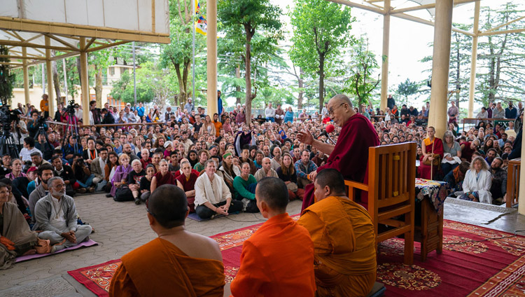 Seine Heiligkeit der Dalai Lama spricht zu den Touristen aus über 68 Ländern im Hof des tibetischen Haupttempels, in Dharamsala, HP, Indien am 16. April 2018. Foto: Tenzin Choejor
