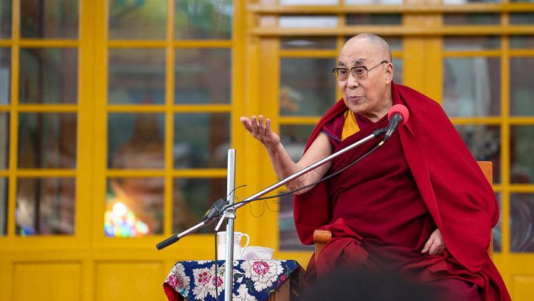 Seine Heiligkeit der Dalai Lama spricht zu den Touristen aus über 68 Ländern im Hof des tibetischen Haupttempels, in Dharamsala, HP, Indien am 16. April 2018. Foto: Tenzin Choejor