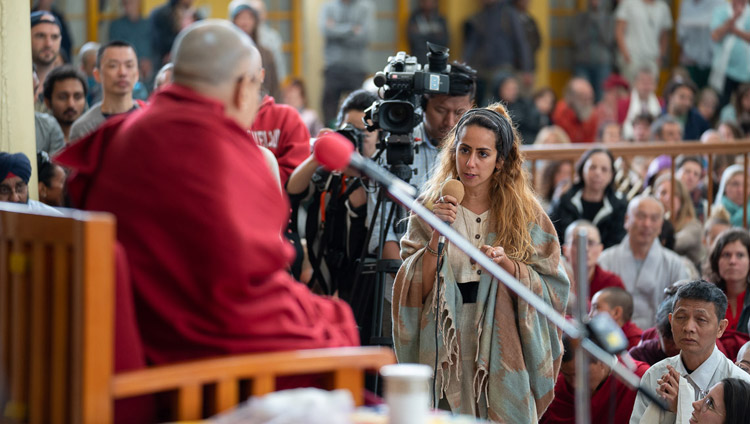 Jemand aus dem Publikum stellt Seiner Heiligkeit dem Dalai Lama während des Treffens mit Touristen aus 68 Ländern eine Frage – in Dharamsala, HP, Indien am 16. April 2018. Foto: Tenzin Choejor