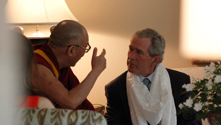 Seine Heiligkeit der Dalai Lama im Gespräch mit Präsident George W. Bush während eines Besuches in seiner Residenz in Dallas, Texas, USA am 10. Mai 2011 (Foto: Bush Center)