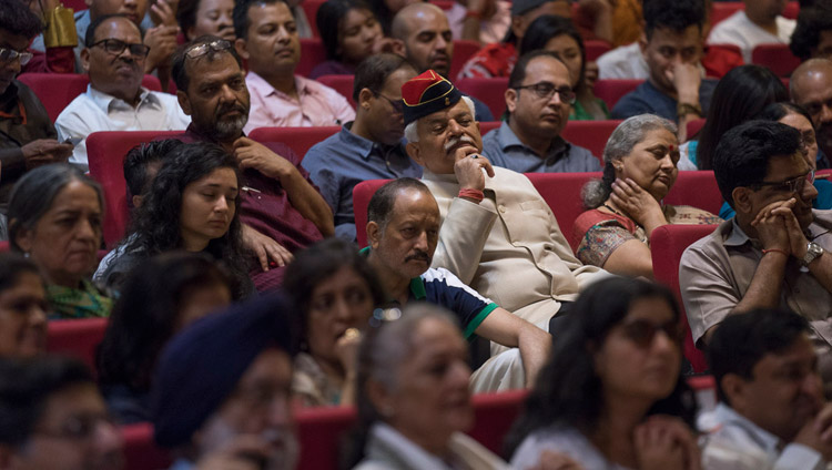 Das Publikum verfolgt den Vortrag von Seiner Heiligkeit dem Dalai Lama im Nehru Memorial Museum and Library Auditorium in Neu-Delhi, Indien am 22. April 2018. Foto: Tenzin Choejor